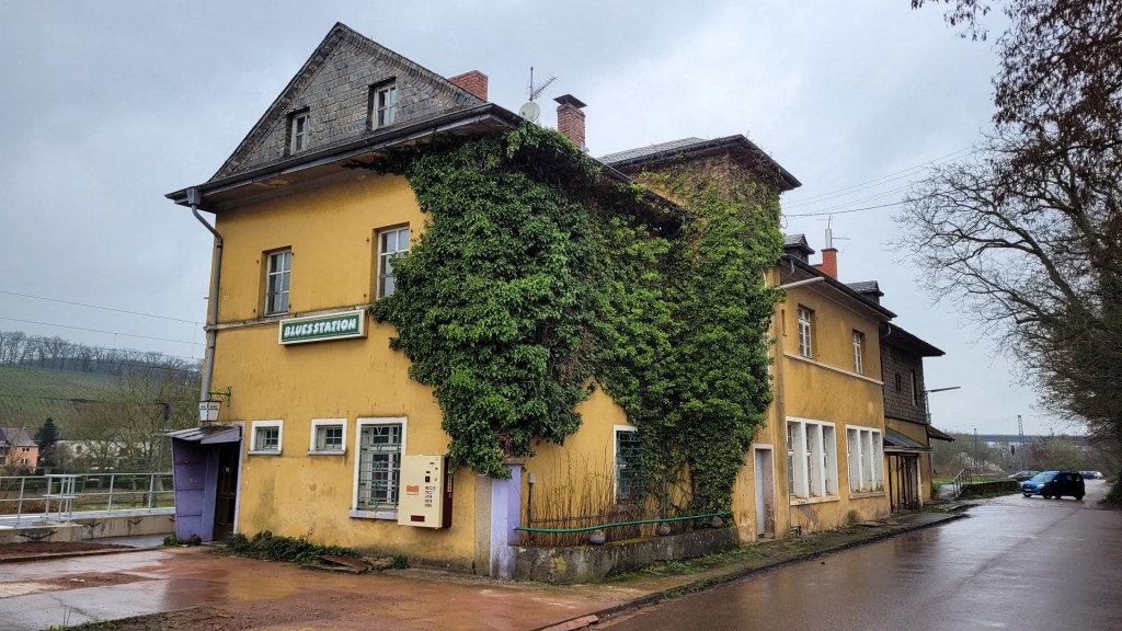 Das Bahnhofsgebäude in Perl