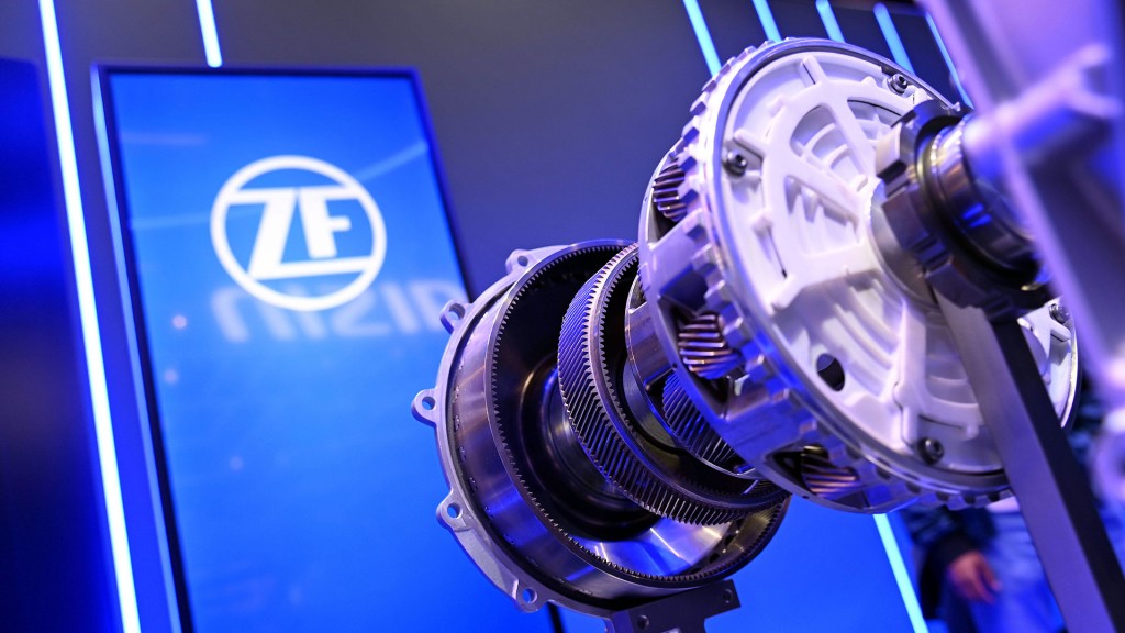 ZF-Logo hinter einerm Schau-Getriebe