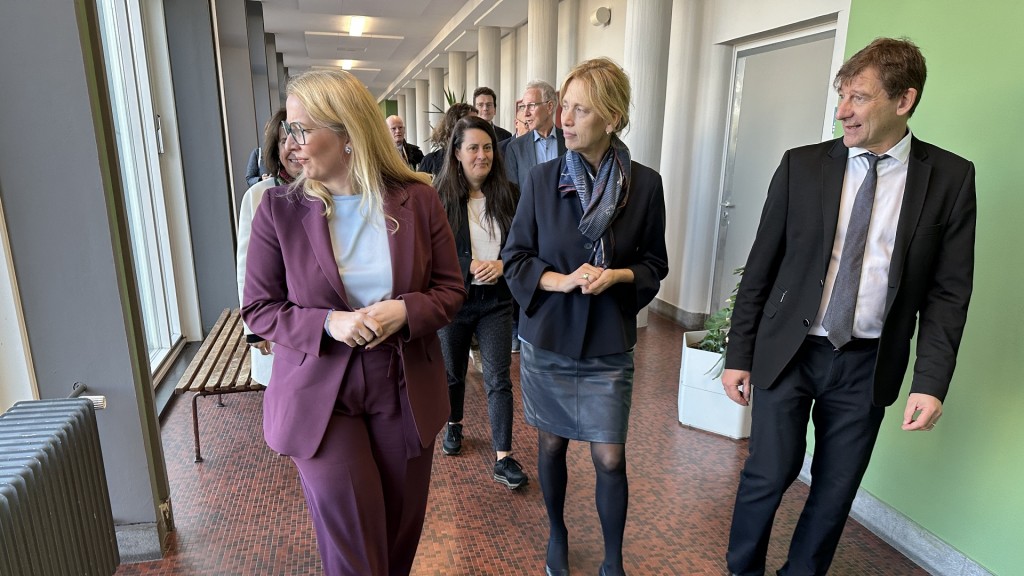 Bundesbildungsministerin Karin Prien (CDU, Mitte) beim Besuch in Saarbrücken mit Bildungsministerin Christine Streichert-Clivot (SPD, links)