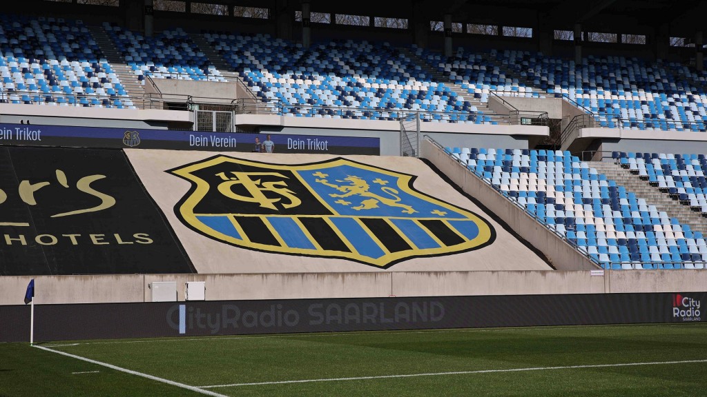 Foto: Ludwigsparkstadion mit dem Wappen des 1. FC Saarbrücken