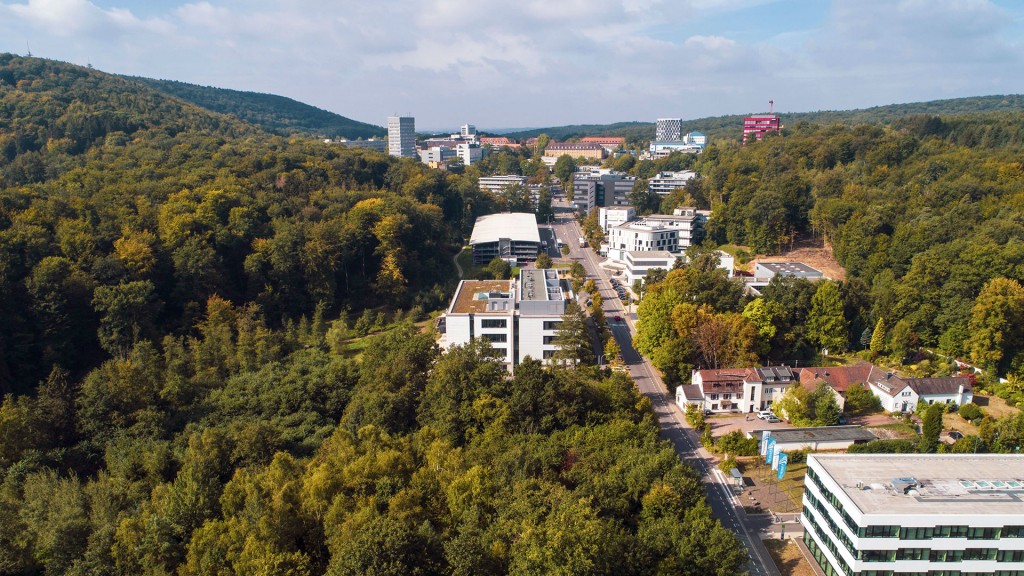 Foto: Blick über den Saarbrücker Uni-Campus und den angrenzenden Stadtwald