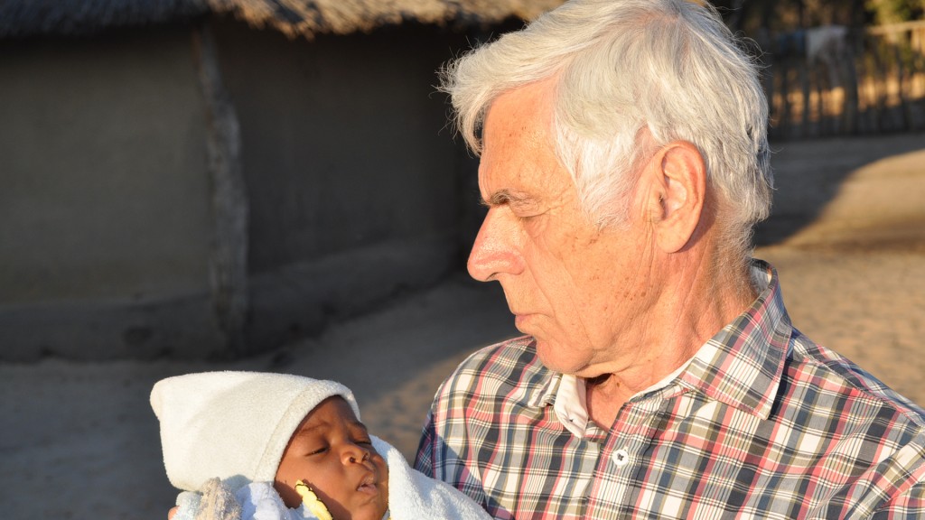 Dr. Hans Schales hält in Simbabwe einen Säugling im Arm
