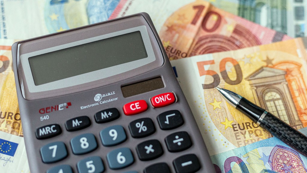 Ein Taschenrechner und ein Stift liegen auf Euro-Geldscheinen