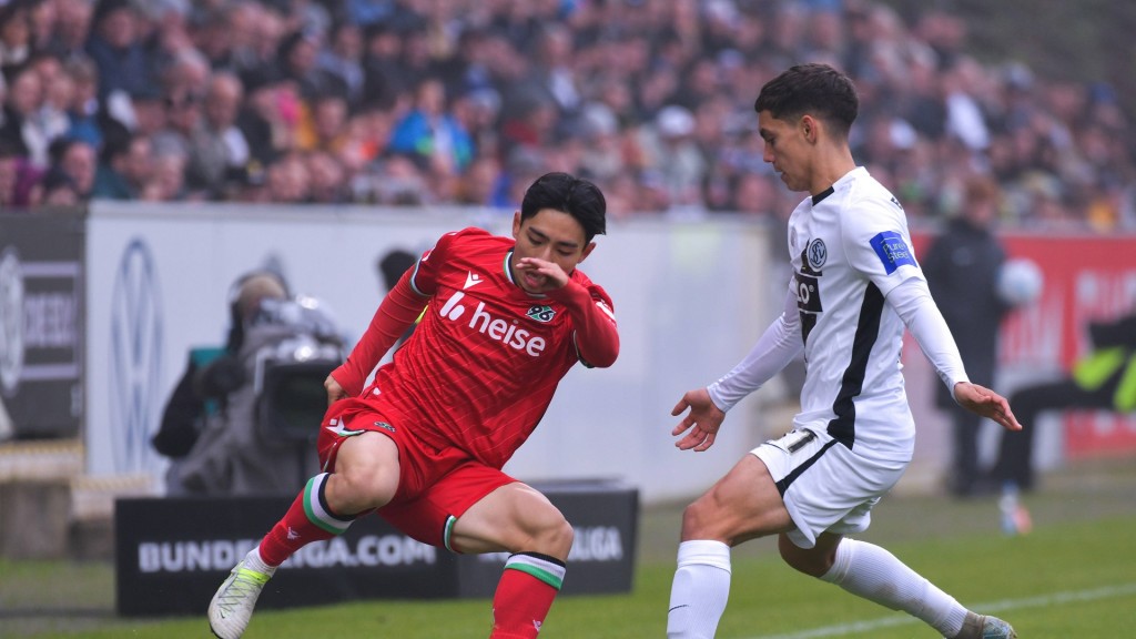 Foto: Frederik Schmahl (SV 07 Elversberg) im Zweikampf um den Ball