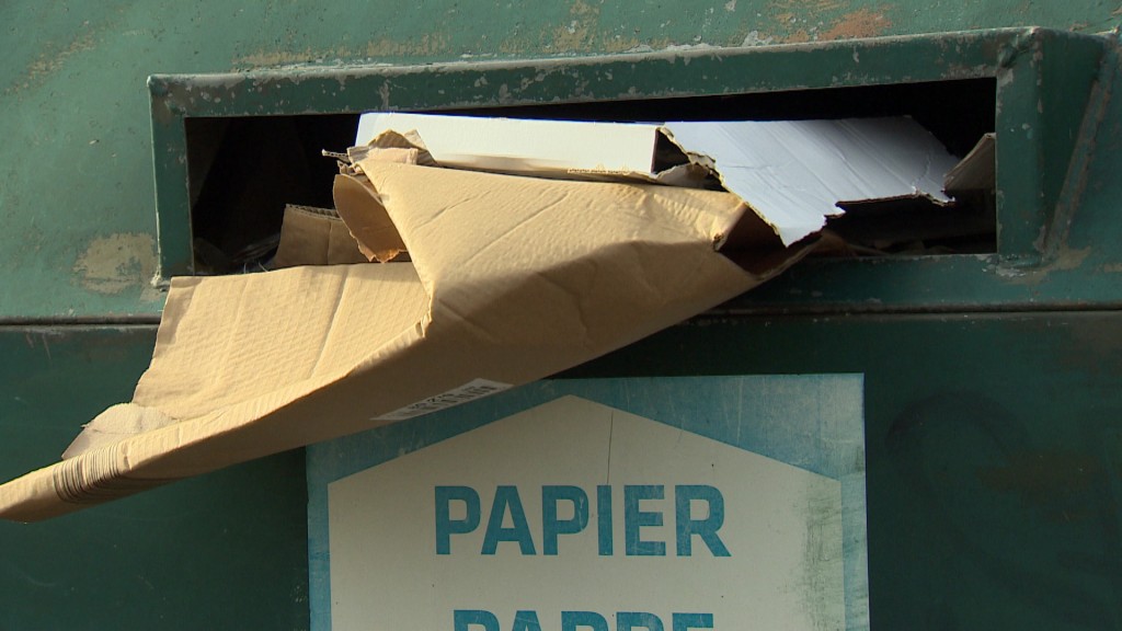 Foto: überfüllte Altpapiercontainer
