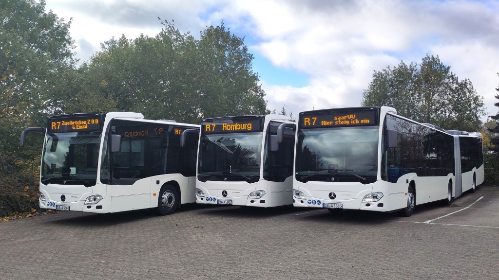 Foto: Die neuen Gelenkbusse stehen bereit