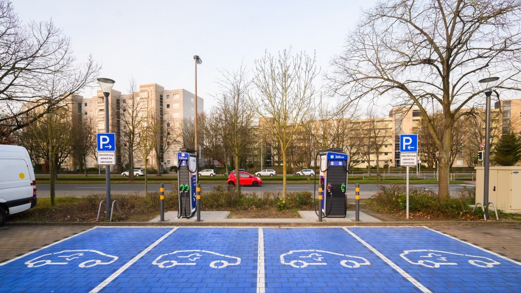 Foto: Symbole markieren Ladeplätze an Schnellladesäulen für Elektroautos 