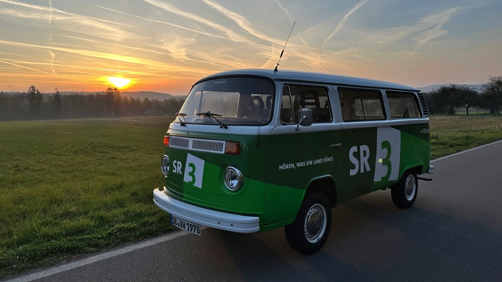 Das SR 3 GuMo-Mobil vor einem Sonnenaufgang nähe Losheimer See