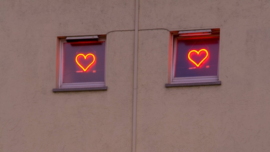 Beleuchtete Fenster eines Bordells. Neonherzen