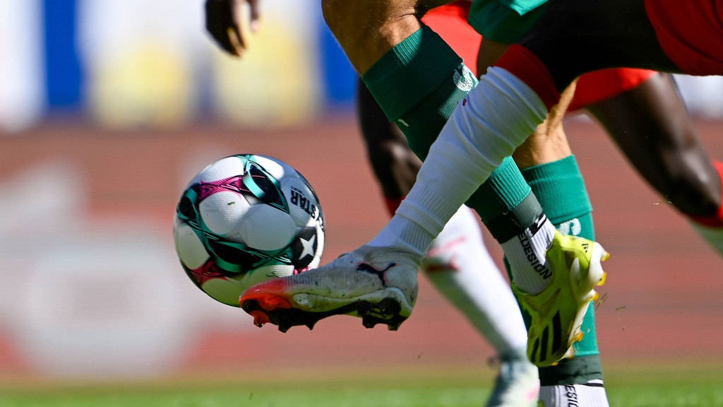 Foto: Schuhe zweier Fußballspieler beim Kampf um den Ball