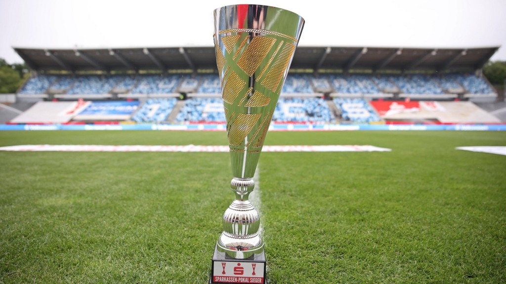 Saarlandpokal, Trophäre steht auf dem Rasen im Stadion