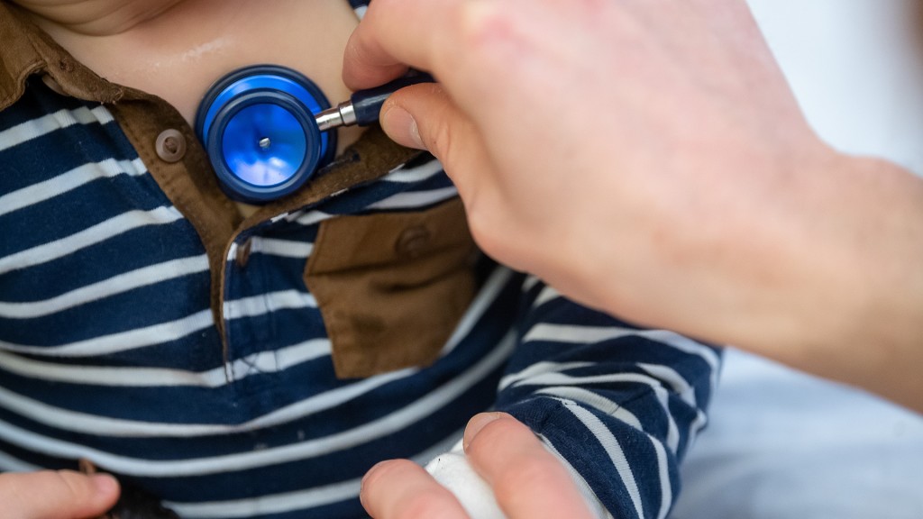 Foto: Ein Arzt untersucht ein Kind mit einem Stethoskop. 