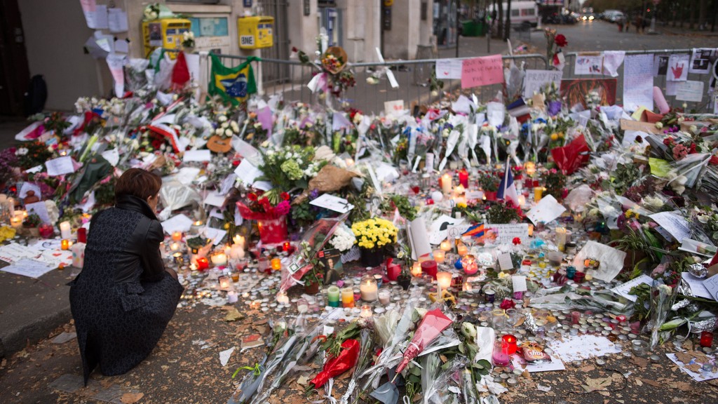 Eine Frau trauert am 16.11.2015 vor dem Musikclub 