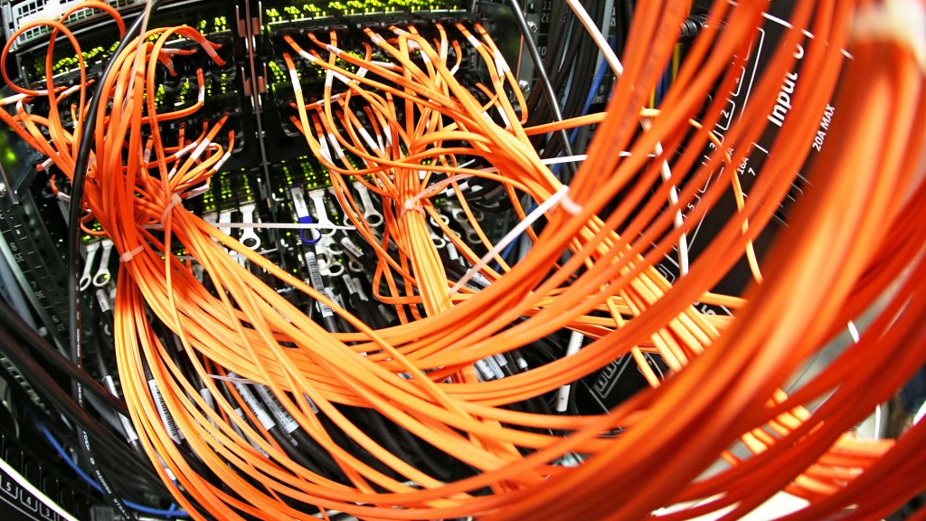 Foto: Zahlreiche Datenkabel in einem Serverschrank