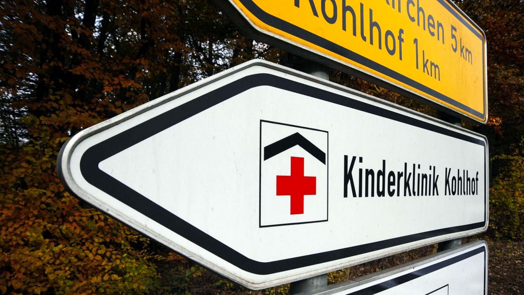 Foto: Ein Straßenschild zeigt den Weg zur Kinderklinik Kohlhof