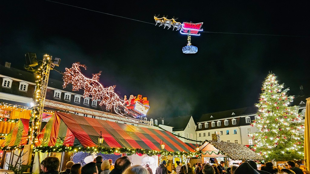 Der fliegende Weihnachtsmann über dem Christkindlmarkt in Saarbrücken