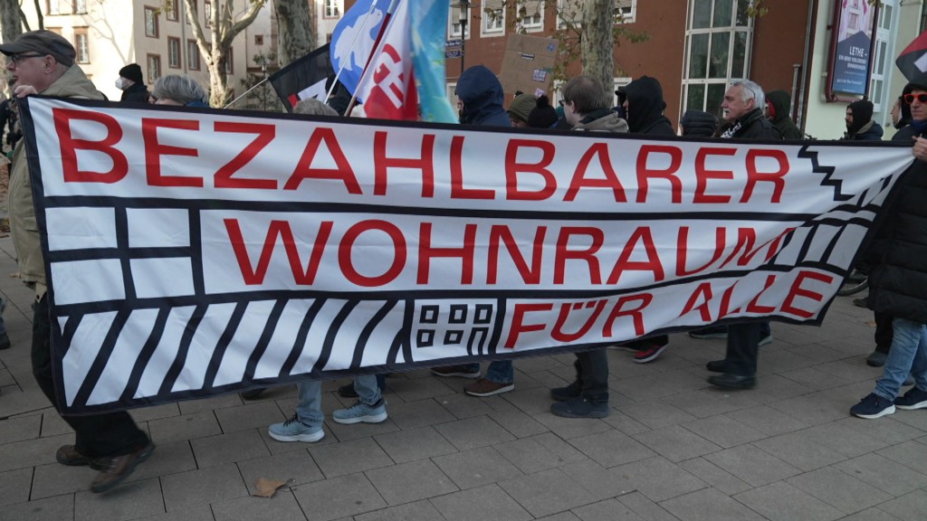 Foto: In Saarbrücken haben rund 300 Menschen gegen Sozialabbau demonstriert.