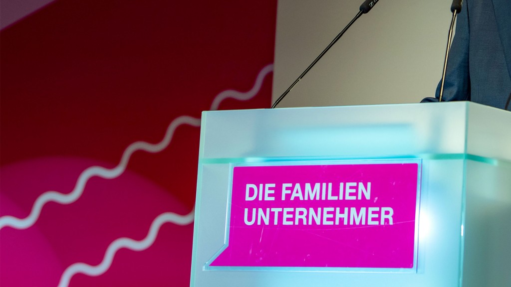 Schild des Verbandes der Familienunternehmer an einem Rednerpult