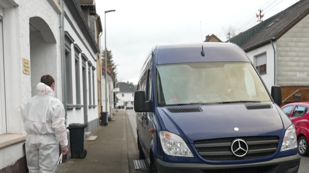 Foto: Mitarbeiter der Spurensicher in Oberbexbach.