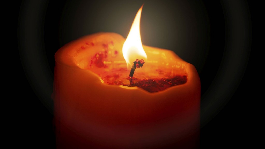 Eine brennende Kerze zur Andacht
