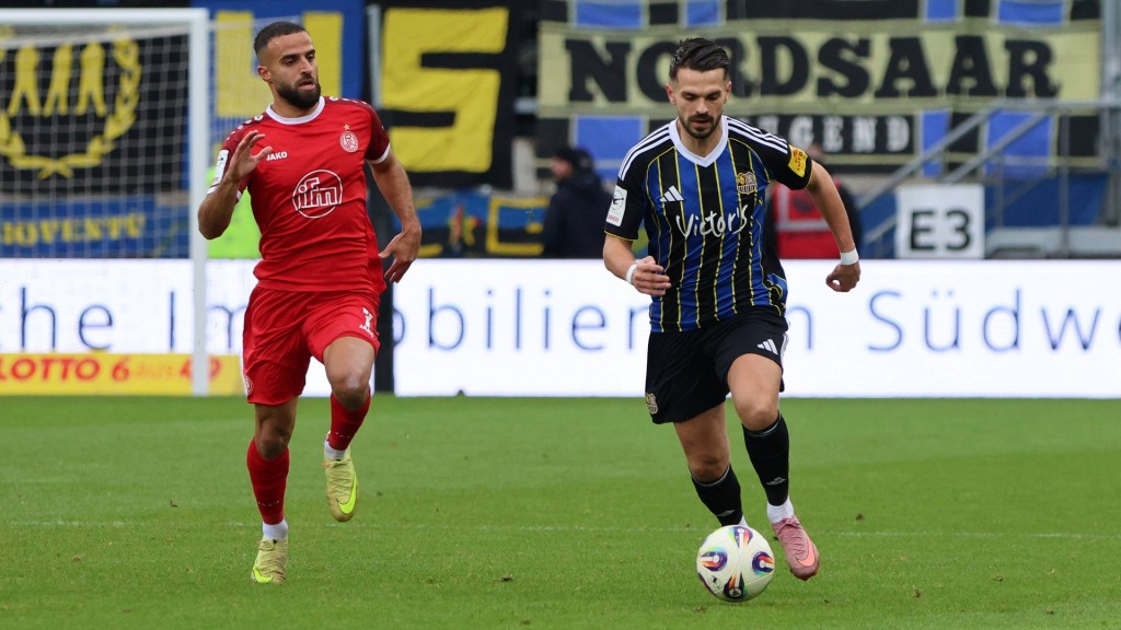 Ramien Safi (Rot-Weiß Essen) und Kasim Rabihic (1. FC Saarbrücken) im Ludwigsparkstadion.