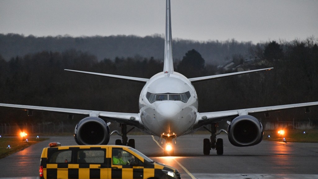 Foto: Ein Flugzeug einer Linienverbindung landet in Saarbrücken.