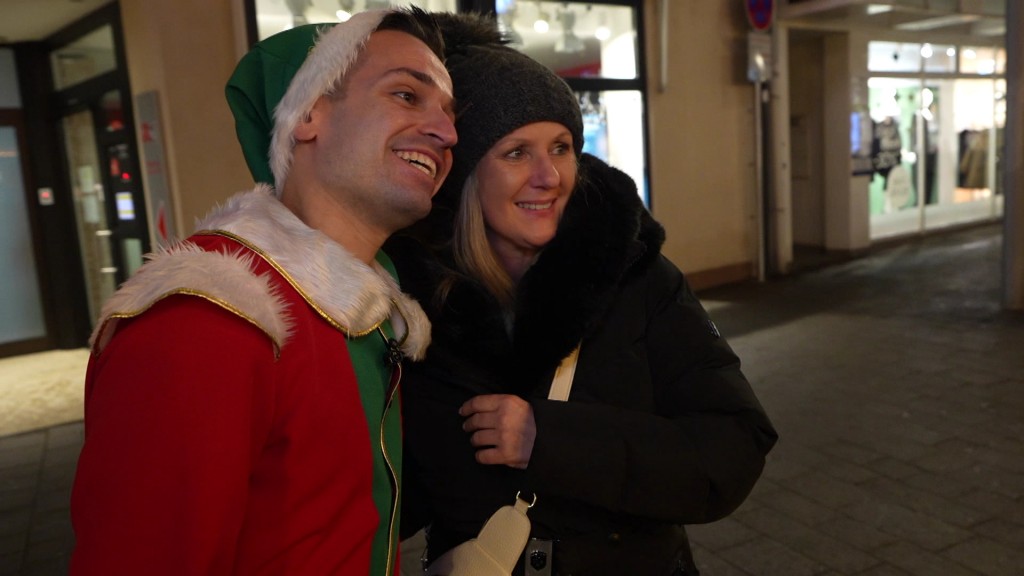 Foto: Der Weihnachtswichtel und eine Zuschauerin