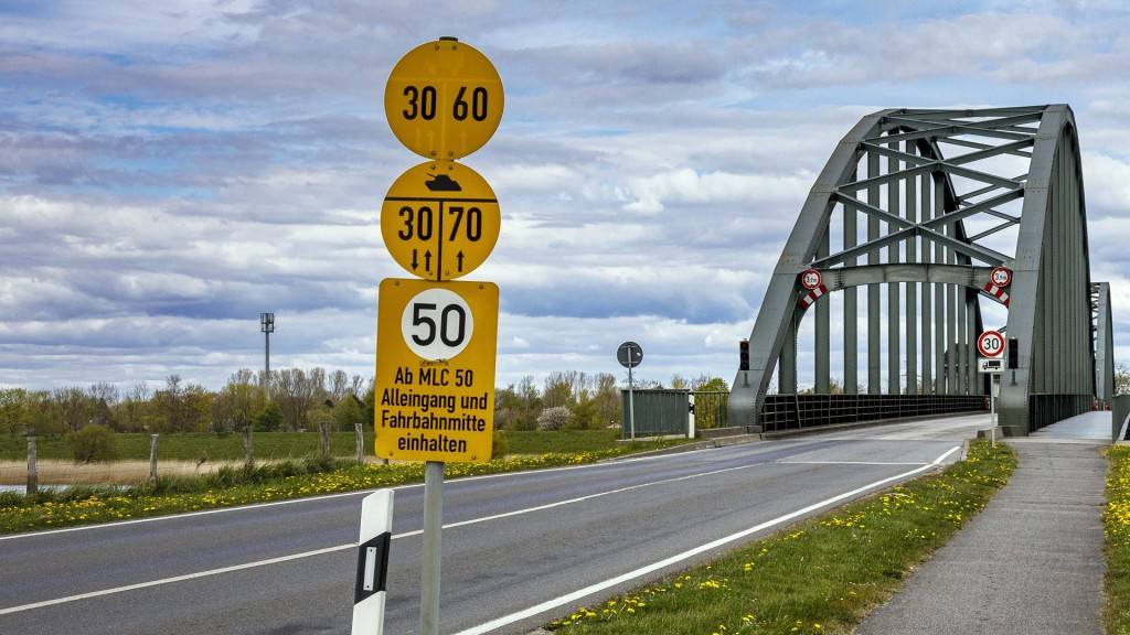 Panzerschilder vor einer Brücke: MLC-Schilder, die die militärische Lastenklasse kennzeichnen.