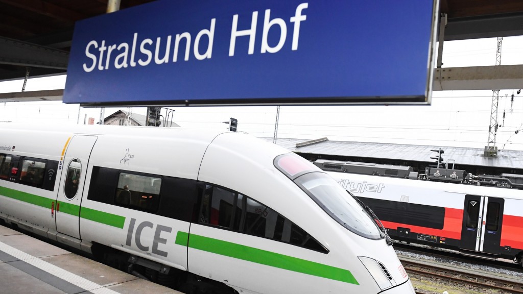 Ein ICE hält im Bahnhof Stralsund