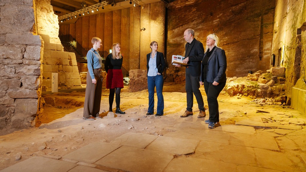 Ortsbegehung der Burganlage mit Lena Bleeke, Jessica Siebeneich und Peter Henkel 