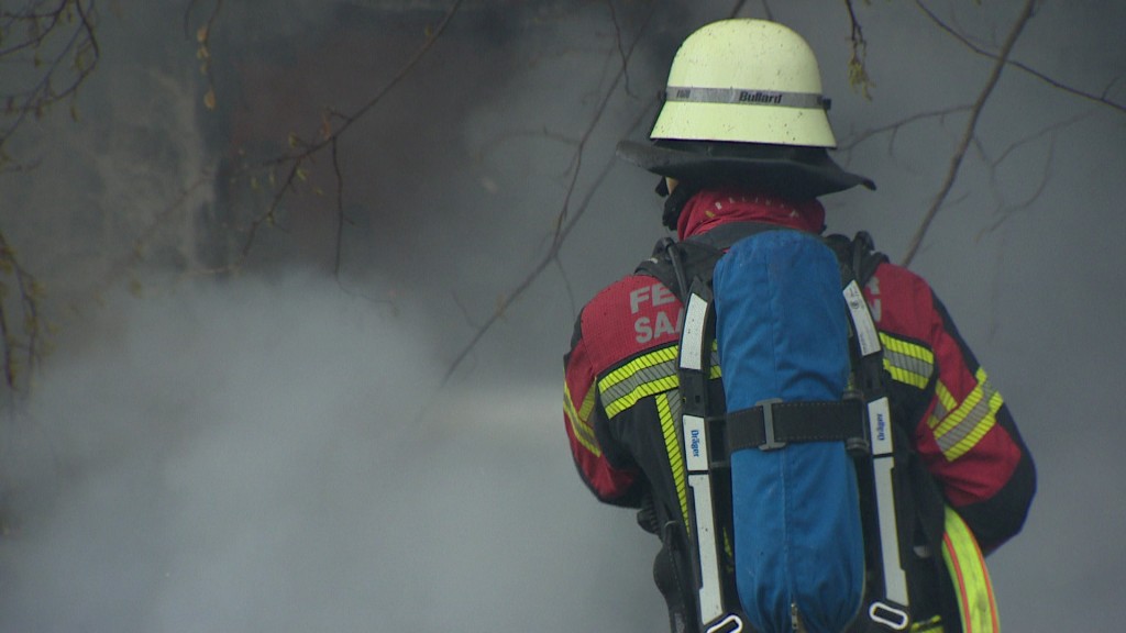 Foto: Feuerwehrmann löscht Brand
