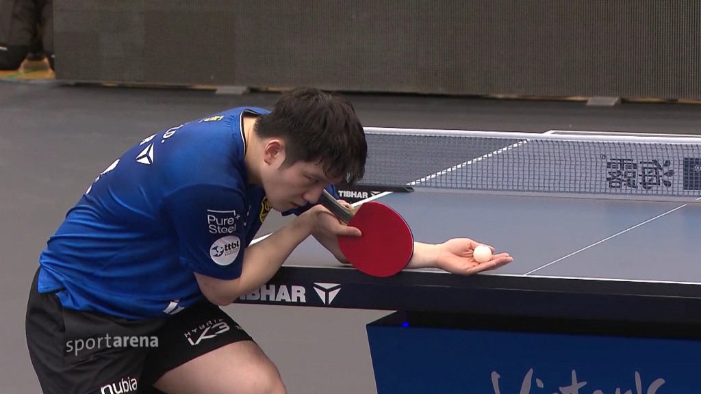 Foto: Fan Zhendong beim Aufschlag