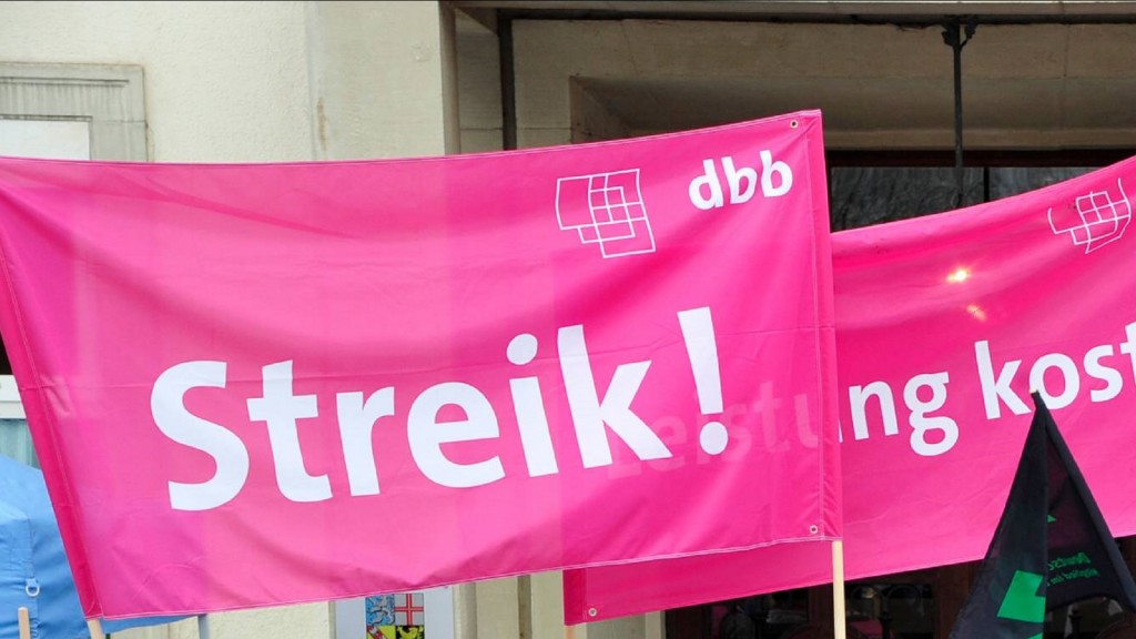 Foto: Fahnen der Gewerkschaft dbb mit der Aufschrift 