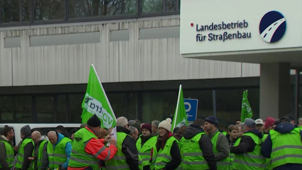 Foto: Gewerkschaft vor dem Landesbetrieb für Straßenbau