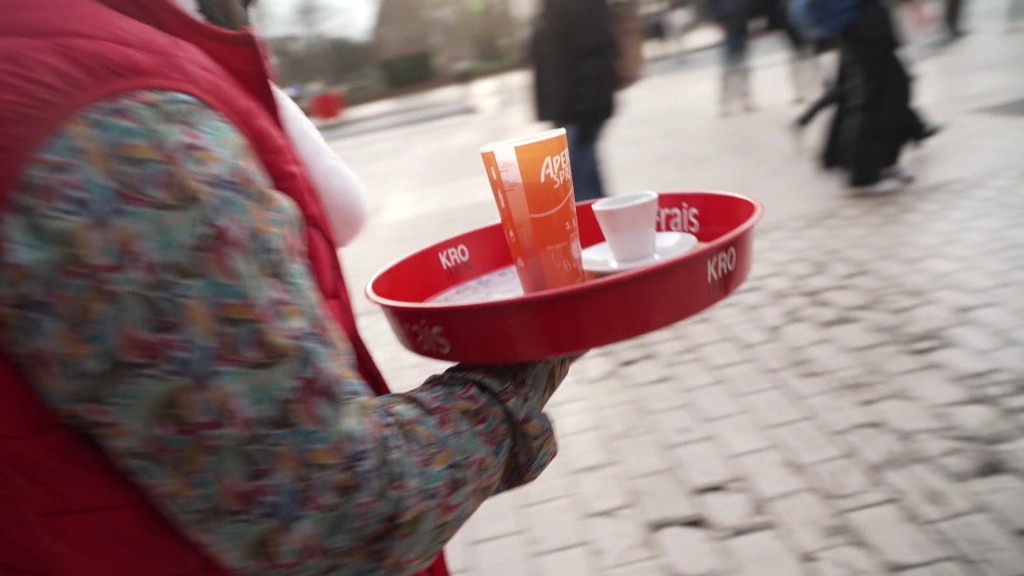 Foto: Person hält Tablett mit Getränken