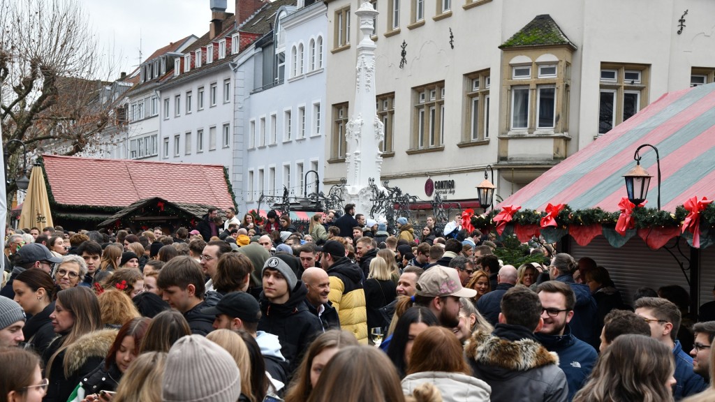 An Heiligmorgen 2022 haben sich in Saarbrücken viele Menschen versammelt 