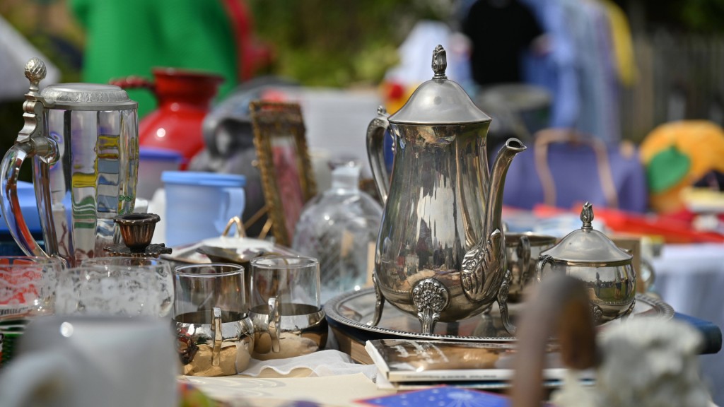 Foto: Buntes Angebot an einem Stand auf einem Flohmarkt (Symbolbild)