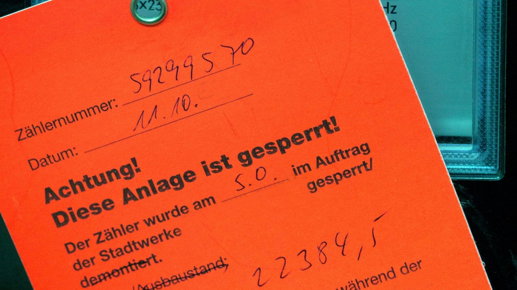 Die Mitteilung über die Sperrung des Stroms hängt am Stromzähler
