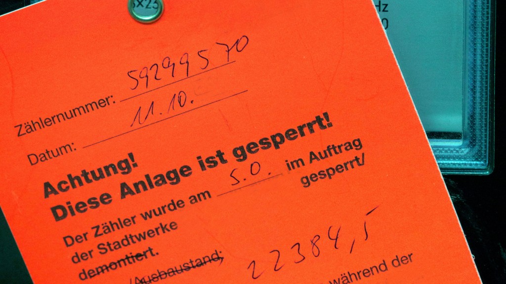Die Mitteilung über die Sperrung des Stroms hängt am Stromzähler.