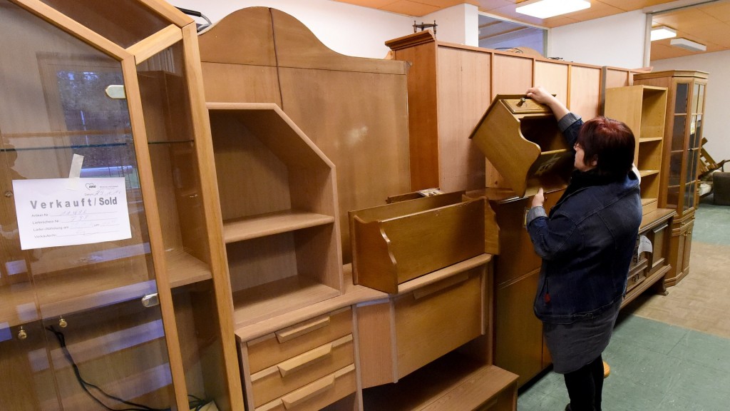 Foto: Möbel stehen in einem Sozialkaufhaus