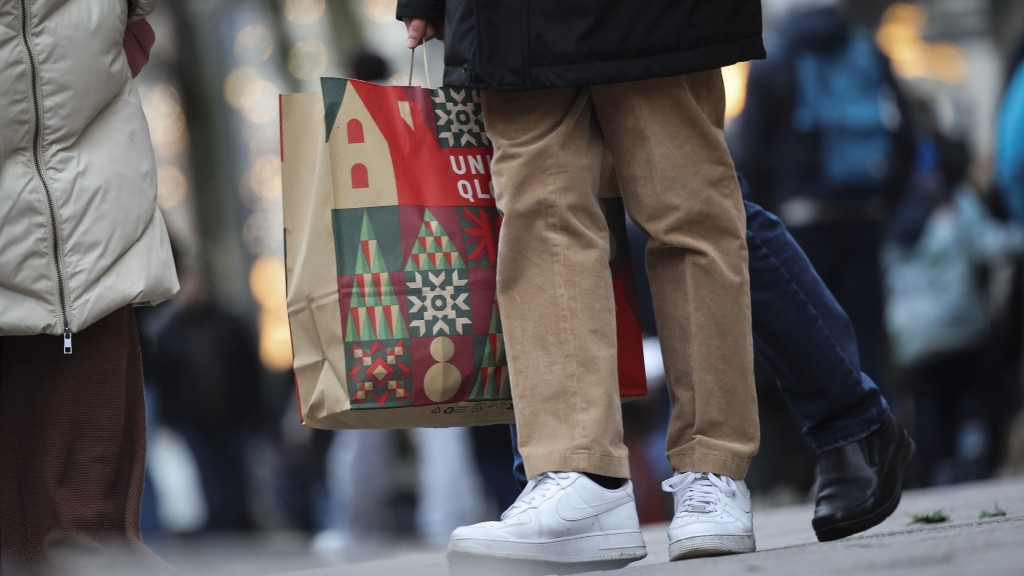 Passanten sind mit ihren Weihnachtseinkäufen unterwegs
