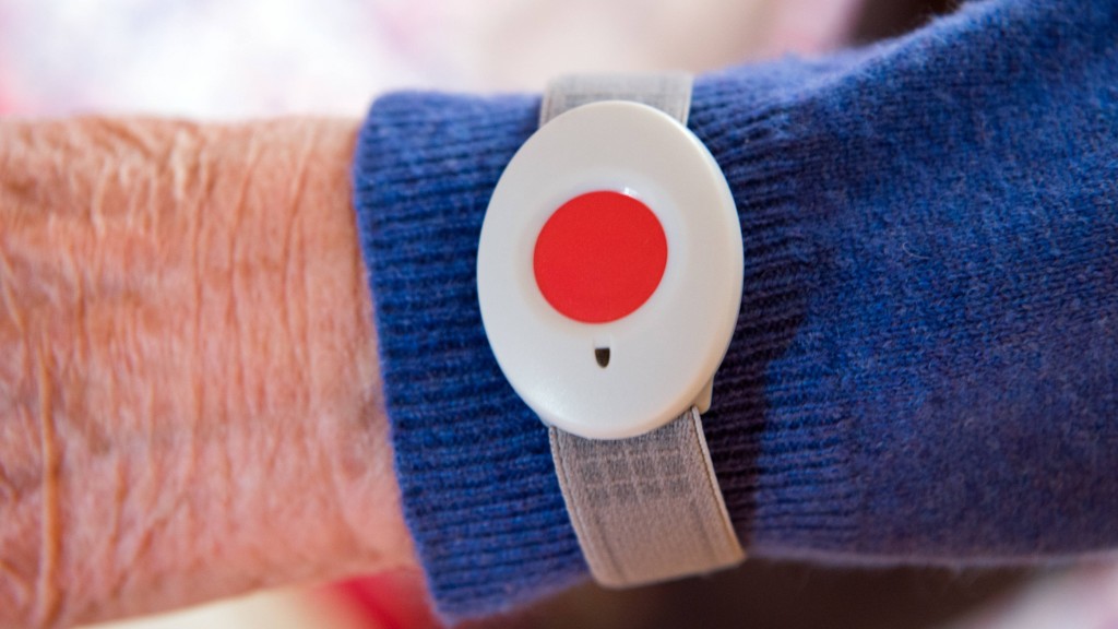 Hausnotruf Symbolbild: Eine Person hat einen Hausnotruf am Arm.