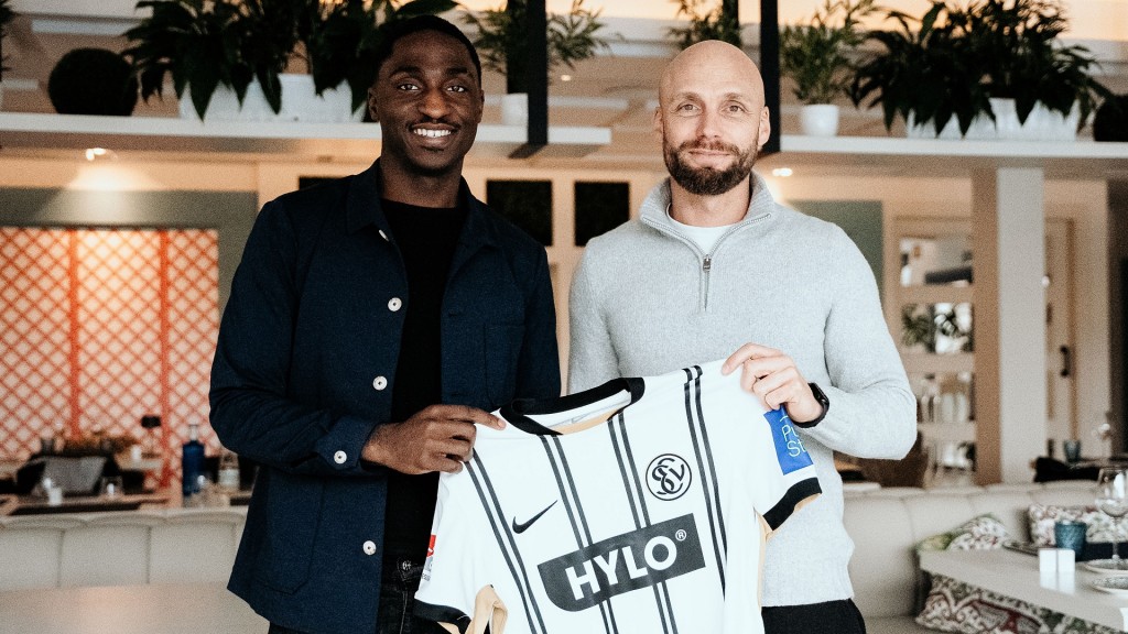 SVE-Neuzugang David Mokwa (links) und Sportvorstand Ole Book