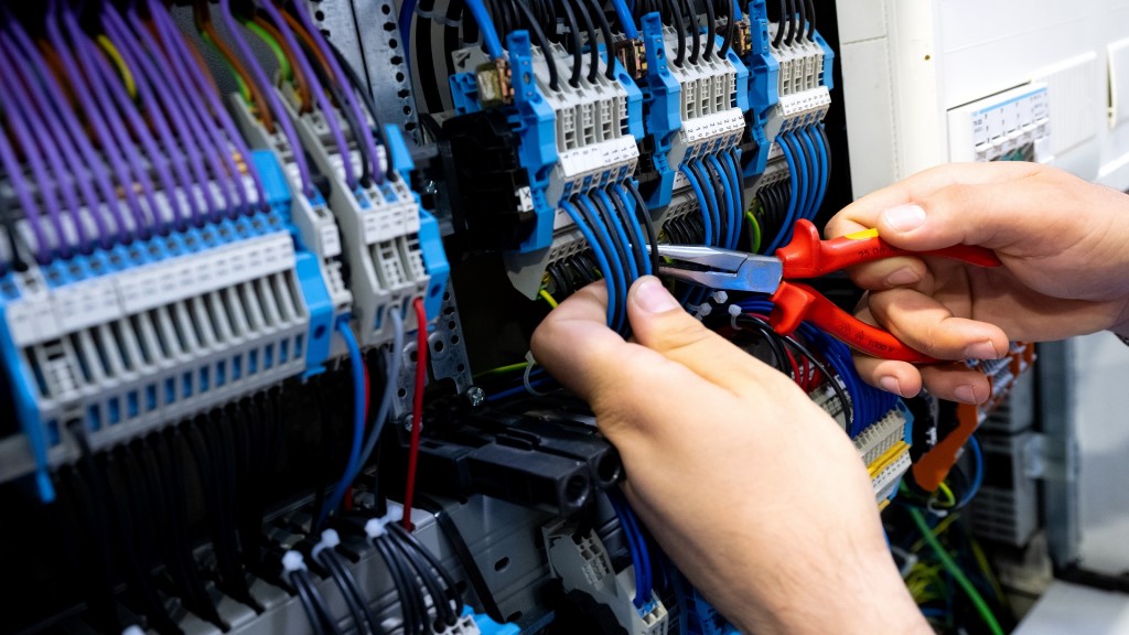 Foto: Ein Elektriker arbeitet an einem Schaltkasten