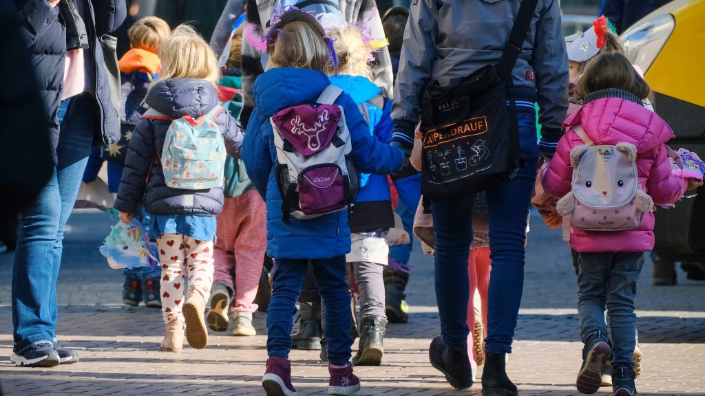 Eltern bringen ihre Kinder zur Schule