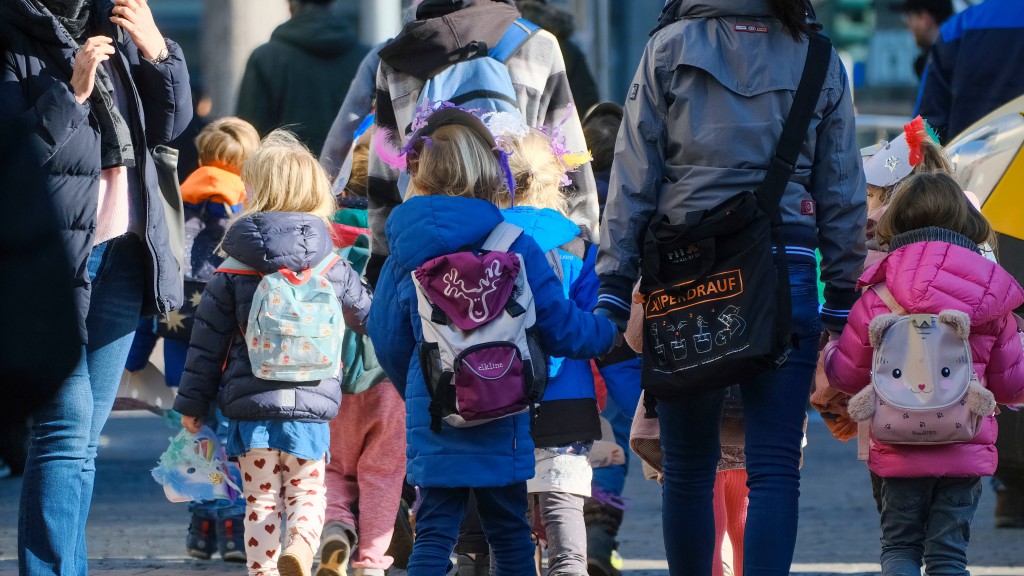Foto: Eltern bringen ihre Kinder zur Schule
