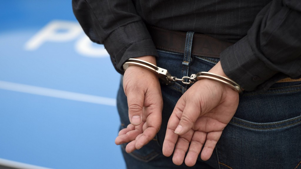 Foto: Symbolbild Festnahme. Eine Person mit Handschellen