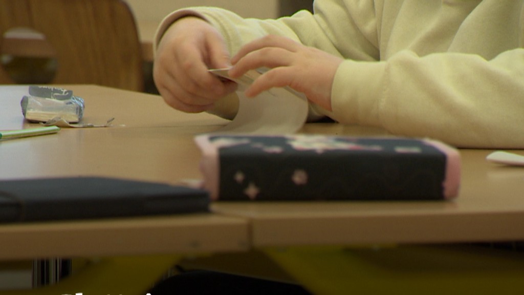 Kind sitzt am Schreibtisch in der Schule