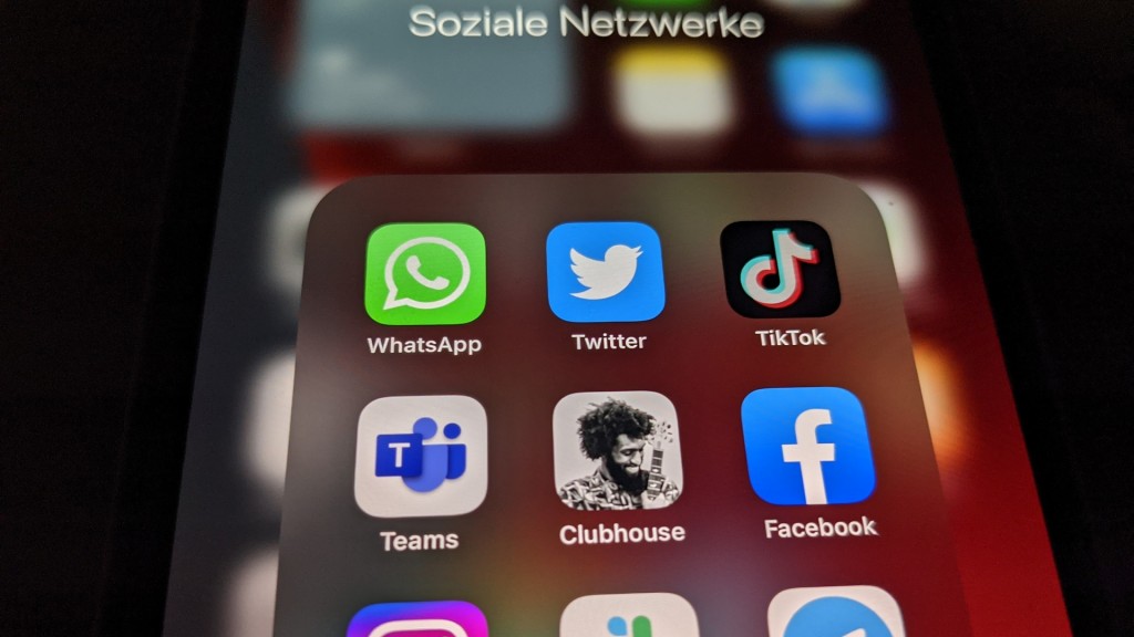 Die Logos verschiedener Social-Media-Plattformen und Messenger-Dienste sind auf einem Handybildschirm zu sehen