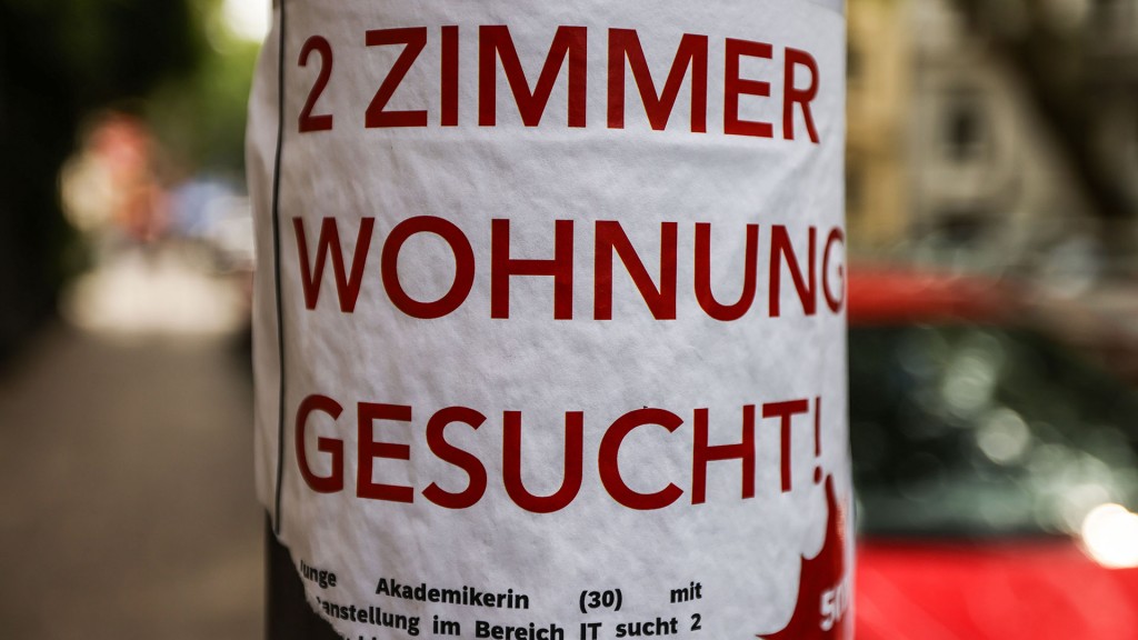 Auf einem Zettel steht „2 Zimmer Wohnung gesucht!“.